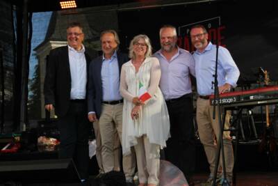 Feiern 10 Jahre Städtepartnerschaft: Manchings Bürgermeister Herbert Nerb, Andrea Tagliasacchi, Bürgermeister von Castelnuovo di Garfagnana, Stadträtin Josephine Patricia Tolaini, Stadtrat Alessandro Pedreschi, Stadtrat Niccolò Roni