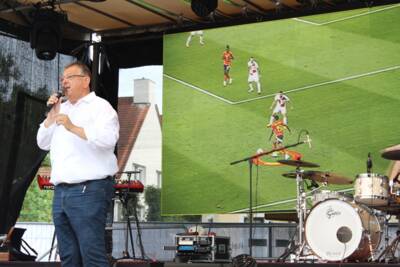 6. Manchinger Sommernacht Bürgermeister Herbert Nerb eröffnet den Abend mit Public Viewing