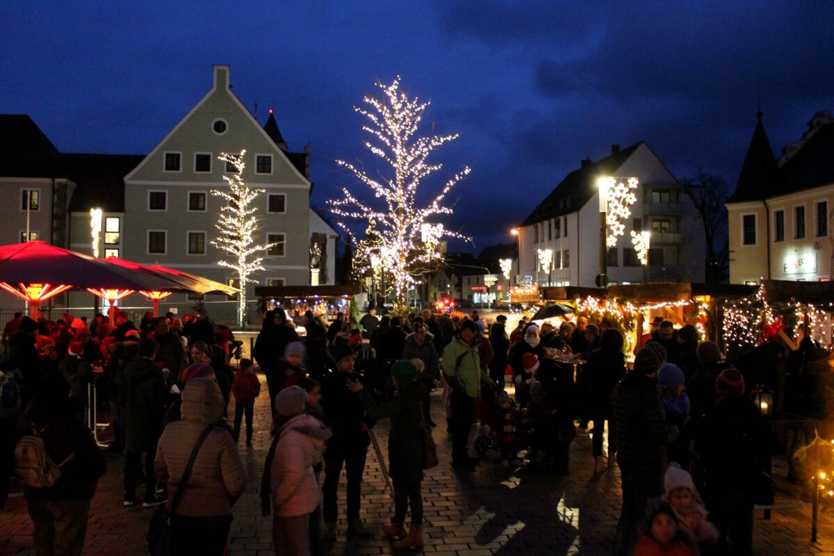 Adventsmarkt um das Fontänenfeld